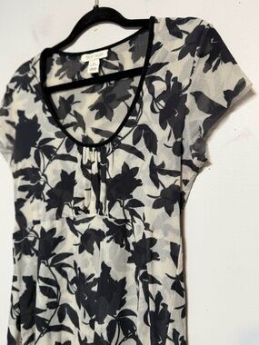 White House Black Market Black & White Floral Scoop Neck Top